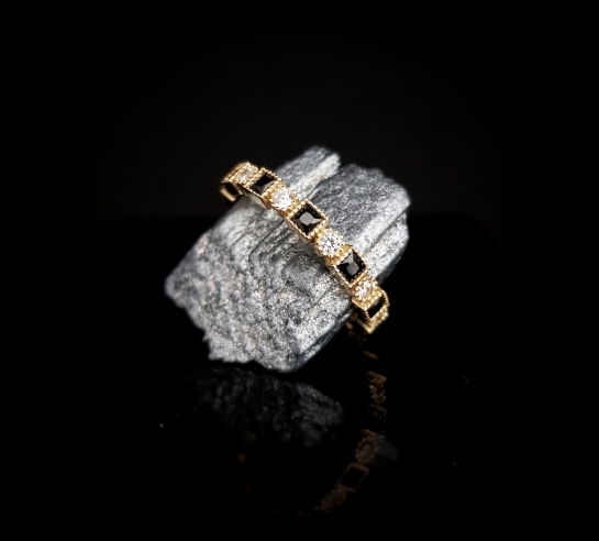 Zlatý prsteň s farebnými zirkónmi