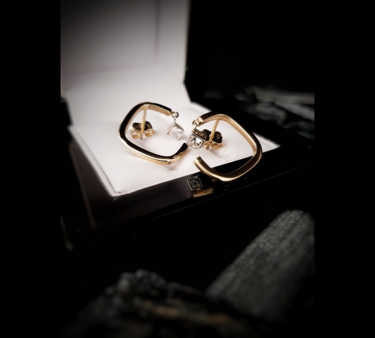 Zlaté náušnice s tancujúcim zirkónom