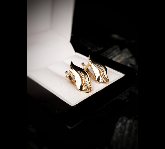 Zlaté náušnice s leskom a tmavými...