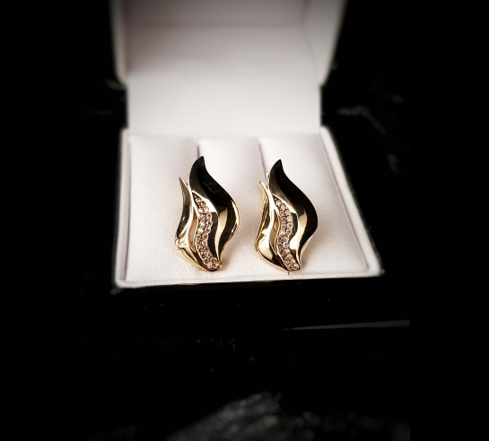 Zlaté náušnice s leskom a tmavými...