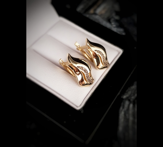 Zlaté náušnice s leskom a tmavými...