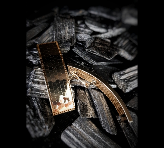 Zlaté náušnice Neonero lesklé ohnuté