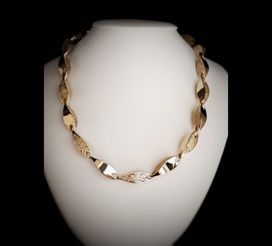 Zlatý náhrdelník Neonero lesk a čipka