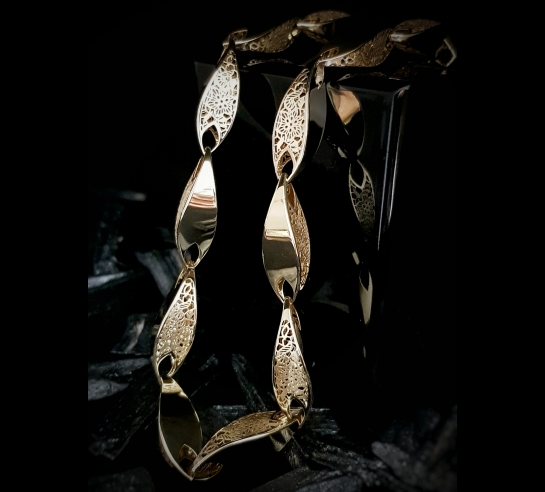 Zlatý náhrdelník Neonero lesk a čipka