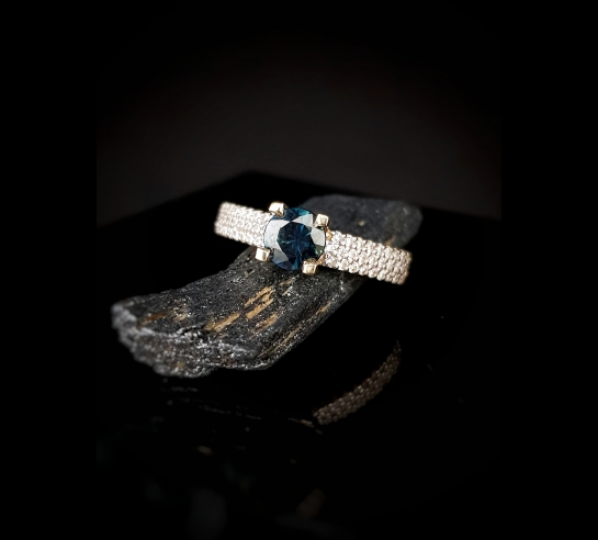 Zlatý prsteň dámsky so Zafírom