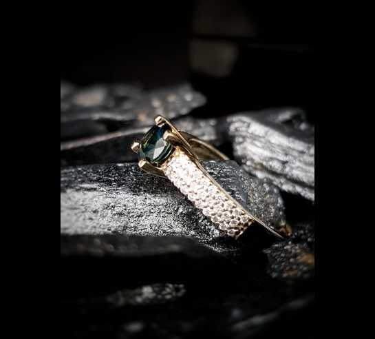 Zlatý prsteň dámsky so Zafírom