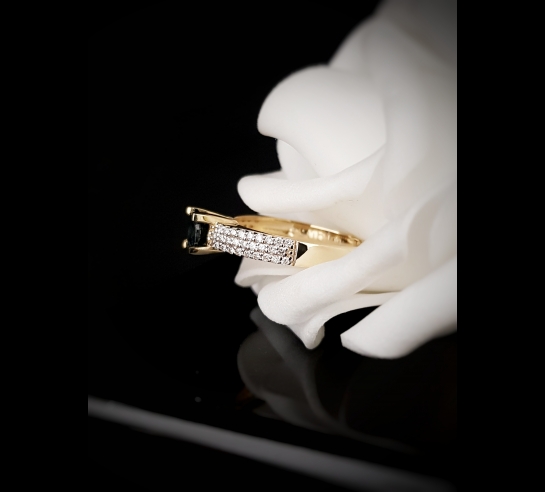 Zlatý prsteň dámsky so Zafírom