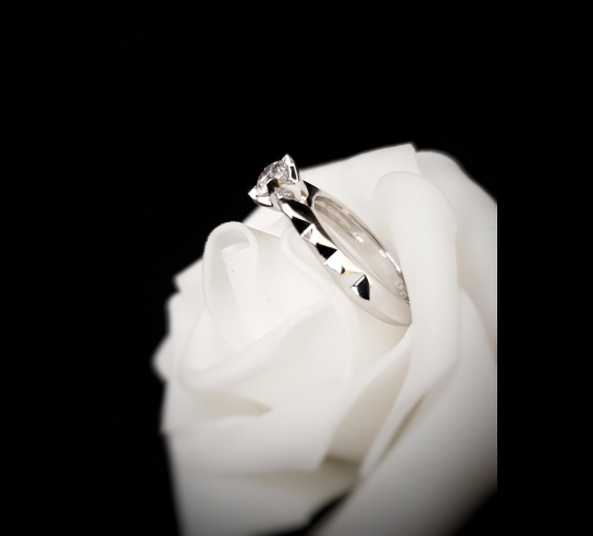 Zlatý prsteň Elle z bieleho zlata