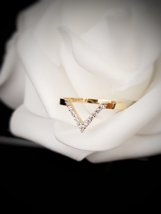 Zlatý prsteň Trian so zirkónmi