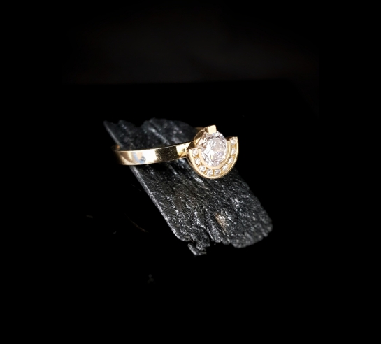 Zlatý dizajnový prsteň Maravi