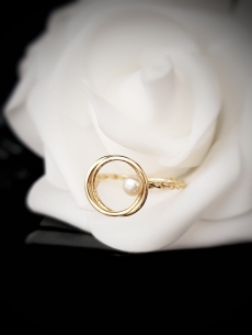 Zlatý prsteň s perlou v...