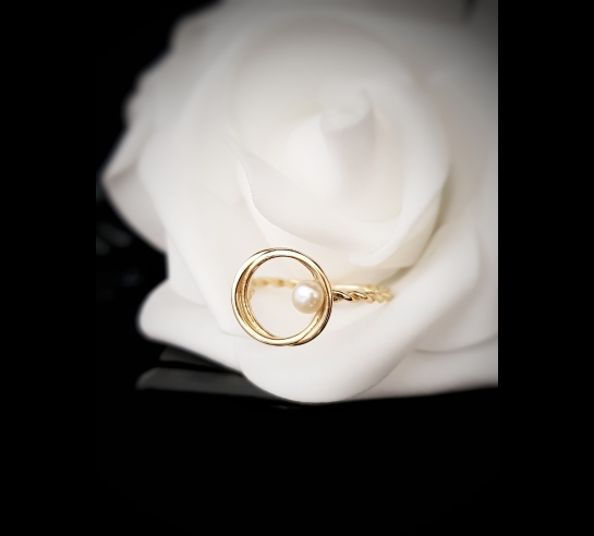 Zlatý prsteň s perlou v štýlovom dizajne