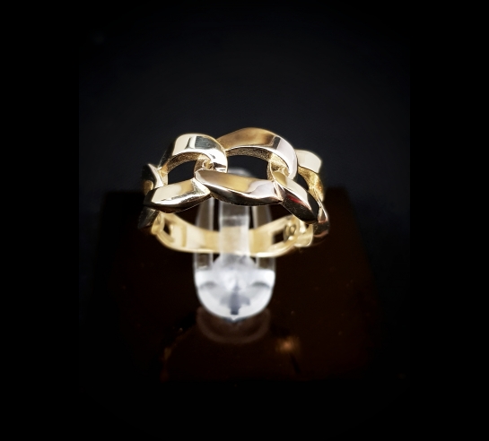 Zlatý prsteň s reťazovým dizajnom