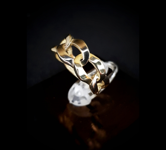 Zlatý prsteň s reťazovým dizajnom