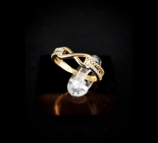 Zlatý prsteň so symbolom nekonečna