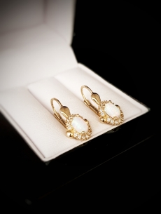 Jemné zlaté náušnice s opálom