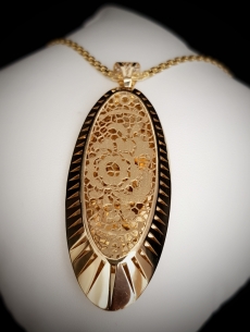 Zlatý prívesok s čipkou