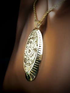 Zlatý prívesok s čipkou 2