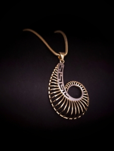 Zlatý moderný prívesok