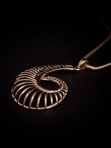 Zlatý moderný prívesok 2