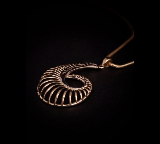 Zlatý moderný prívesok