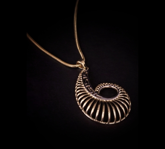 Zlatý moderný prívesok