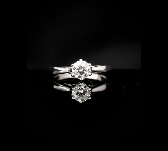 Zlatý zásnubný briliantový prsteň