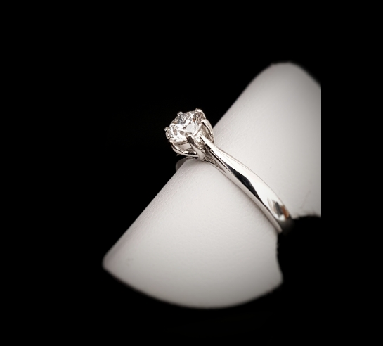 Zlatý zásnubný briliantový prsteň