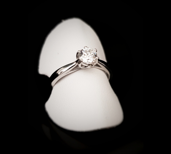 Zlatý zásnubný briliantový prsteň