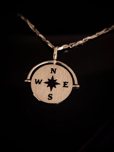 Zlatý prívesok kompas