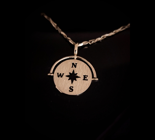 Zlatý prívesok kompas
