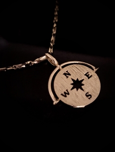 Zlatý prívesok kompas 2