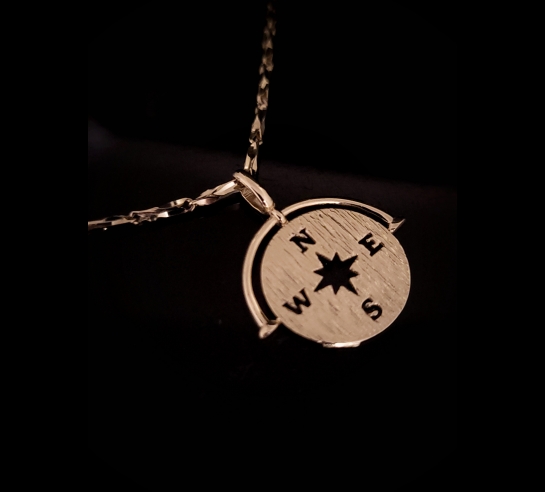 Zlatý prívesok kompas