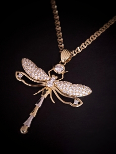 Zlatý prívesok Vážka