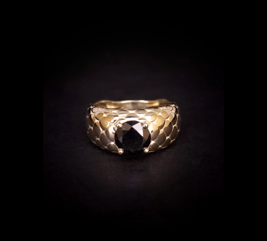 Zlatý luxusný prsteň s čiernym diamantom