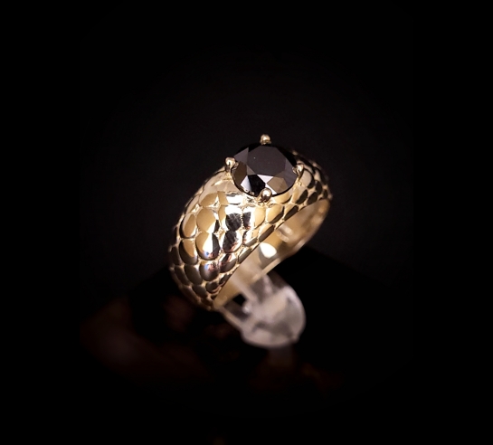 Zlatý luxusný prsteň s čiernym diamantom