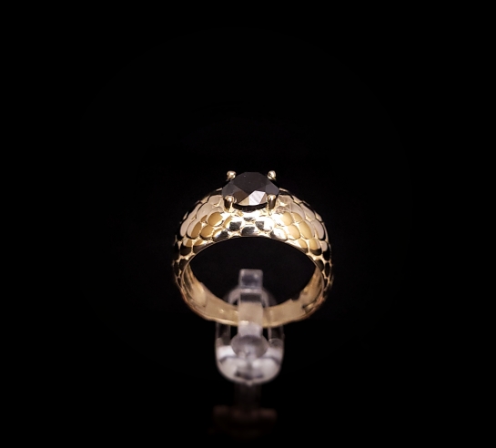 Zlatý luxusný prsteň s čiernym diamantom