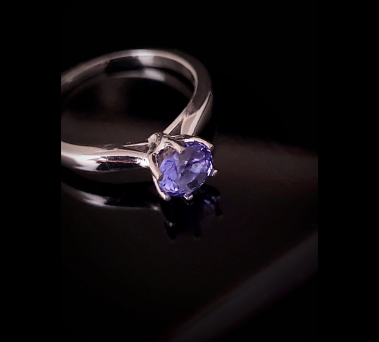 Zlatý zásnubný prsteň s tanzanitom