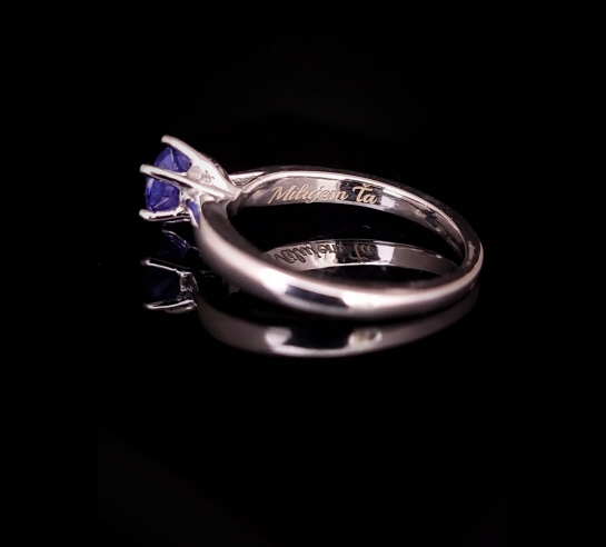 Zlatý zásnubný prsteň s tanzanitom