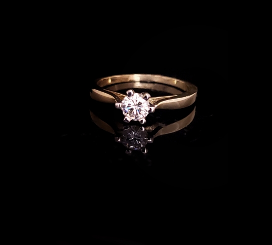 Zlatý zásnubný prsteň s briliantom