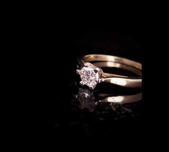 Zlatý zásnubný prsteň s briliantom