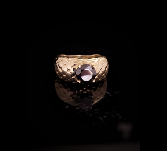 Zlatý luxusný prsteň s čiernym diamantom