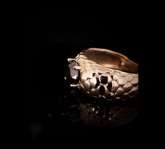 Zlatý luxusný prsteň s čiernym diamantom