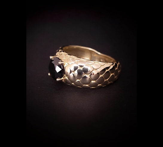 Zlatý luxusný prsteň s čiernym diamantom