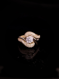 Zlatý zásnubný prsteň Wave