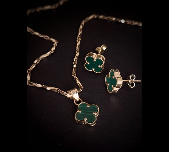 Zlatý prívesok v smaragdovej farbe