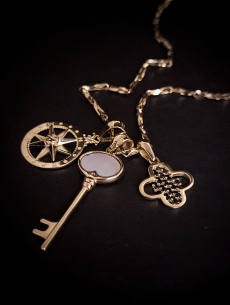 Zlatý prívesok kľúč