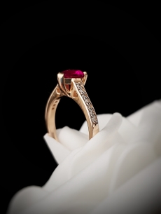 Zlatý prsteň s rubínom a... 2