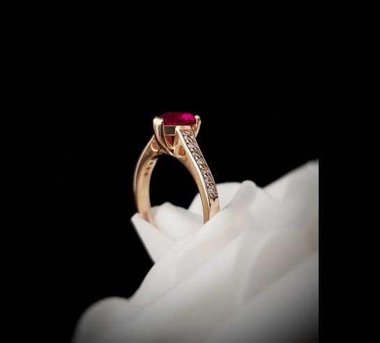 Zlatý prsteň s rubínom a briliantmi