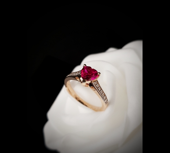 Zlatý prsteň s rubínom a briliantmi